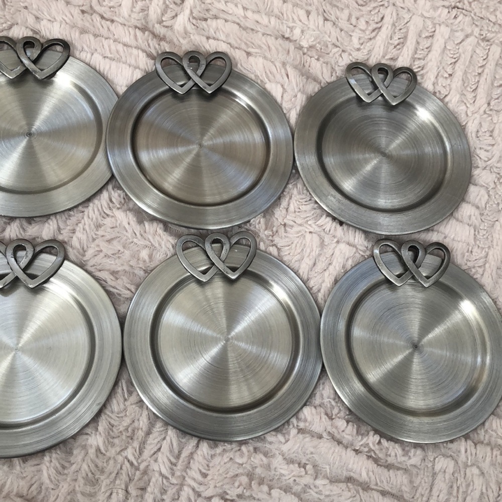 Set of 8 round metal coasters with double heart accent detail - New- never used
